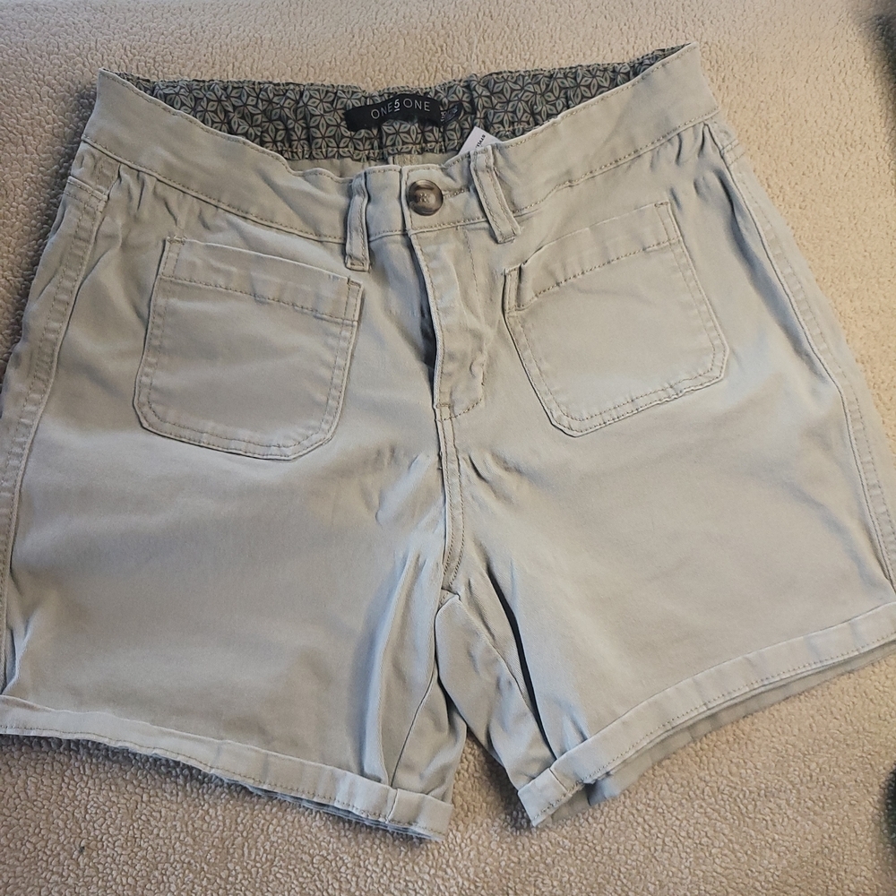 one 5 one Women's Light Gray Cargo Shorts